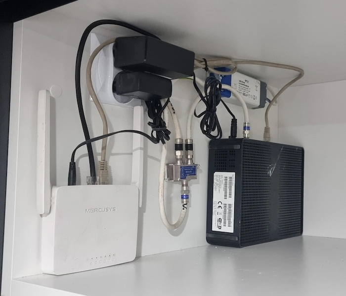 Montaż gniazda 230V w szafie z uporządkowaniem urządzeń i montażem kinkietu